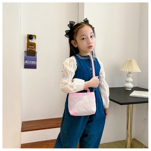 Détail du sac à bandoulière en toile rose avec motif d'ours blanc pour petites filles