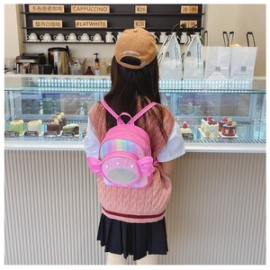 Gros plan du mini sac à dos laser rose avec ailes et détails de perles pour filles