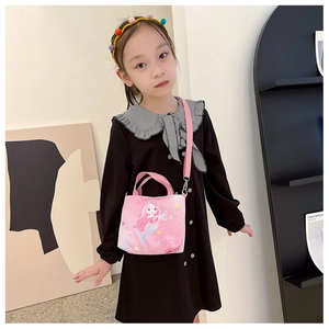 Vue détaillée du sac en toile sirène rose avec bandoulière réglable sur une fille