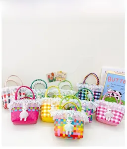 Détail de sacs de plage tissés colorés avec bordure en dentelle et poupées lapins