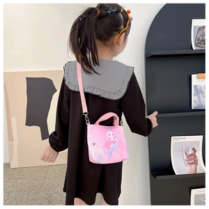 Détail du sac bandoulière en toile rose avec imprimé princesse et boucle métallique