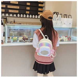 Sac à dos fille à paillettes avec fenêtre coquillage et nœuds roses porté