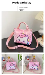 Vue détaillée du sac licorne rose avec bandoulière réglable et imprimé dessin animé mignon