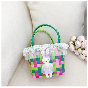 Détail du sac de plage tissé coloré avec dentelle et peluche de lapin blanc mignon