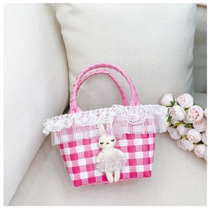 Détail du panier tissé à carreaux roses avec dentelle et pendentif lapin mignon