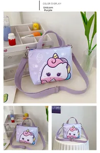 Détail du sac violet avec licorne montrant la bandoulière et l'imprimé licorne