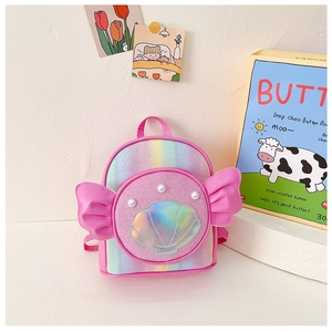 Détail d'un mini sac à dos pailleté arc-en-ciel avec ailes 3D et décor de coquillage