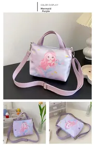 Vue détaillée du sac en toile violette avec motif de sirène de dessin animé