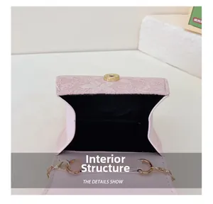 Détail montrant la structure interne et le fermoir magnétique du mini sac en dentelle