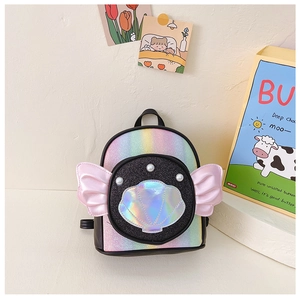 Détail du sac à dos pailleté arc-en-ciel avec ailes 3D et patch de coquillage irisé