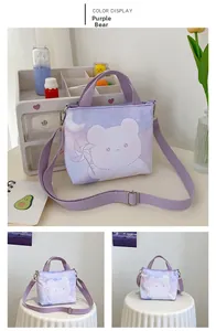 Détail du sac en toile violette montrant l'imprimé d'ours et la bandoulière réglable