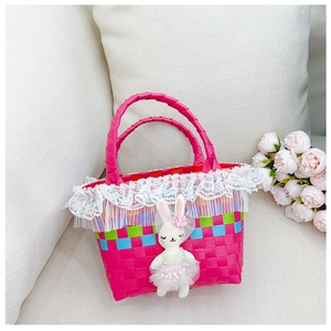 Détail d'un sac de plage tressé fait main avec dentelle et ornement de lapin mignon