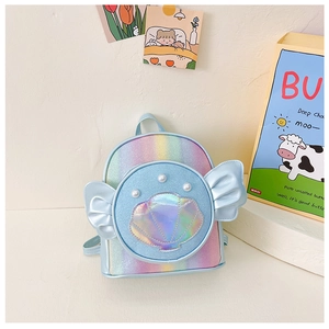 Détail d'un sac à dos enfant avec dégradé arc-en-ciel et décor coquillage laser perlé