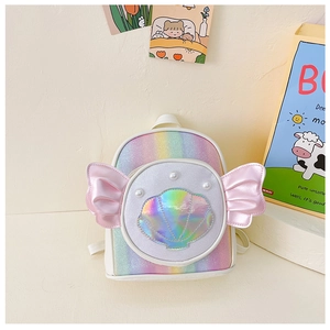 Détail d'un sac à dos arc-en-ciel pour fille avec coquillage holographique et perles