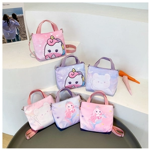 Vue détaillée des sacs à bandoulière colorés pour filles avec motifs de licornes et d'oursons