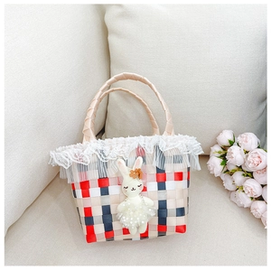 Détail du sac de plage fait main avec dentelle et poupée de lapin en peluche