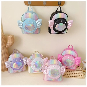 Détail des mini sacs à dos pailletés avec ailes et décoration coquillage pour filles