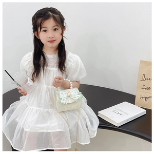Détail du sac enfant en dentelle vert menthe avec poignée perle et nœud élégant