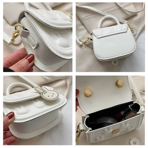 Details zur weißen Mini-Umhängetasche mit Hasenmotiv, Innenraum und goldener Kette