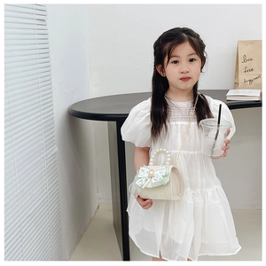Détail du sac à main pour filles avec dentelle crème et nœud papillon vert pastel