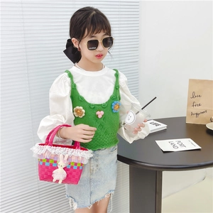 Tenue été fille avec gilet fleuri vert, jupe en jean et panier lapin rose tressé
