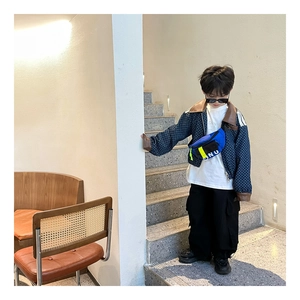 Sac bandoulière enfant avec veste géométrique bleue et pantalon cargo noir tendance