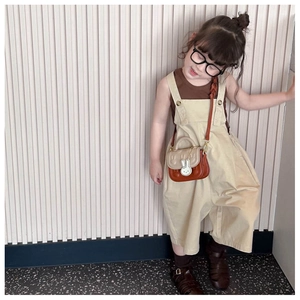 Detail einer Mini-Umhängetasche in Beige und Braun mit süßem Hasen-Anhänger für Kinder