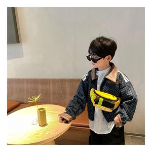 Détail d'une veste stylée pour garçon et sac banane en toile jaune pour enfants