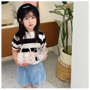 Sac à main en perles avec nœud en dentelle rose assorti à une tenue de mode pour fille