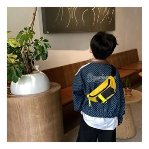 Détail du sac de poitrine jaune pour enfants avec sangle et bande réfléchissante