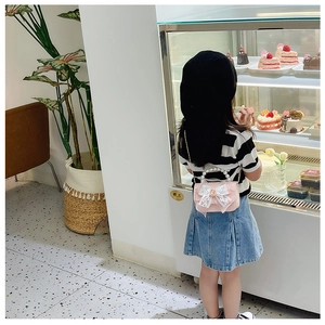 Sac bandoulière rose pour filles avec poignée en perles et nœud en situation réelle
