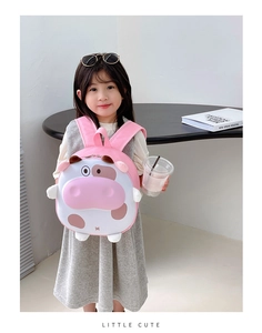 Détail du sac à dos 3D en forme de vache rose et blanche avec bretelles réglables
