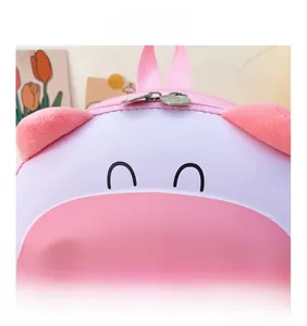 Détail du sac à dos dessin animé rose montrant les oreilles en peluche et le zip en métal
