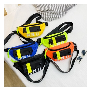 Vue à plat de sacs de poitrine colorés en nylon pour enfants en cinq couleurs assorties