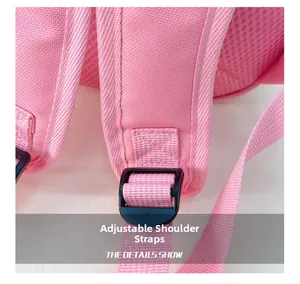 Détail des bretelles réglables et respirantes sur le sac à dos rose de maternelle