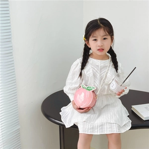 Cute pink peach-shaped girl's crossbody bag with shiny leather and pearl chain strap