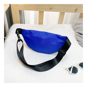 Détail du sac de poitrine en nylon bleu roi pour enfants avec sangle noire réglable