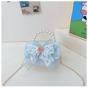 Détail du sac floral pour fille avec nœud en dentelle, gemme rose et poignée en perles
