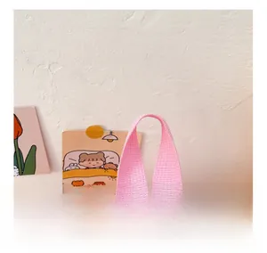 Détail de la poignée en nylon rose renforcé sur un sac à dos scolaire mignon
