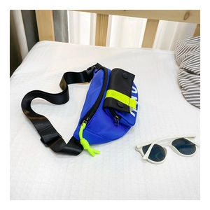Vue détaillée du sac de poitrine en toile bleue pour garçons avec sangle jaune fluo