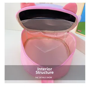 Détail de l'intérieur du sac à dos rose avec poche en filet et compartiment principal spacieux