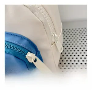 Vue macro de la fermeture éclair blanche et détails en toile de ce sac pour enfants