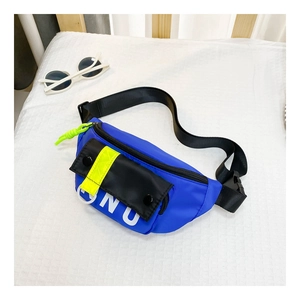 Détail de la sangle réglable et de la boucle en plastique du sac de poitrine bleu