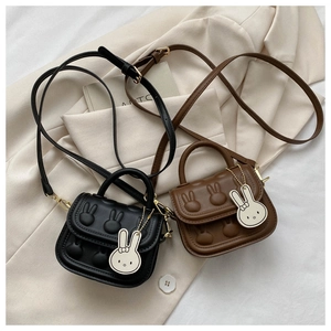 Detailansicht Mini-Handtaschen aus Leder mit geprägten Hasen und süßen Anhängern