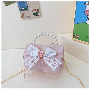 Détail du sac bandoulière rose en dentelle avec poignée perle et nœud décoratif