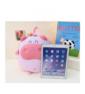Gros plan du sac à dos cochon violet avec une tablette pour comparer la taille