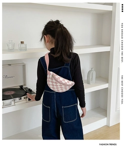 Sac de poitrine pour enfants à motif damier rose et blanc avec bandoulière réglable