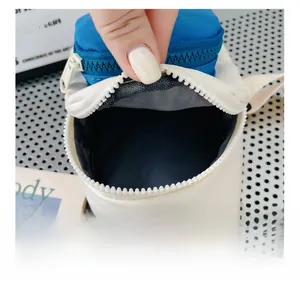 Vue détaillée de l'intérieur du sac bandoulière en nylon avec fermeture éclair et compartiment