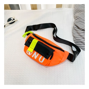 Détail macro du sac de poitrine orange pour enfants avec poches noires et lettrage ONU