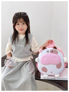 Vue détaillée du sac à dos rose vache pour petites filles avec design 3D mignon